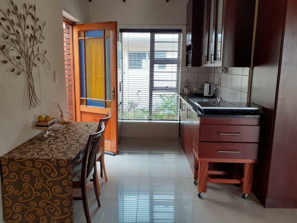 פורט אליזבת' Summerstrand Self Catering For Two מראה חיצוני תמונה